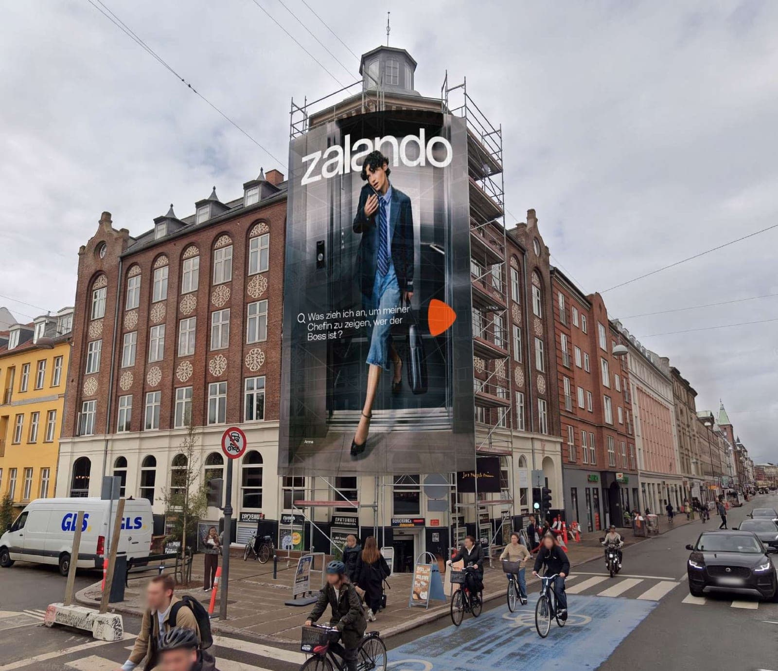 Stilladser vs. Facade: Hvilket Format Er Rigtigt for Din Kampagne?